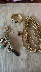 lot 1932 image: Womens jewelry