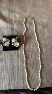 lot 1935 image: Necklace and earrings