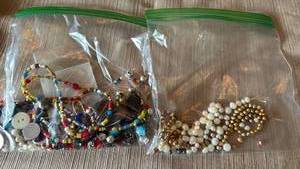 lot 1941 image: Loose beads and buttons