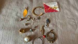 lot 1942 image: Mismatch earrings