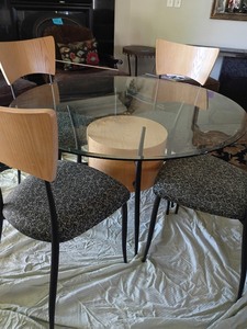 lot 902 image: Modern Glass Top Dining Table with Wood Base and Four Chairs.   29 x 42