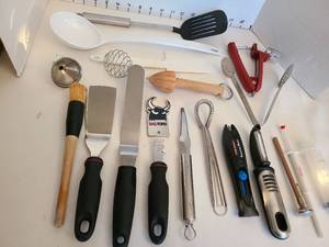 lot 1272 image: Kitchen utensils.