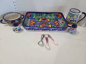 lot 1286 image: Talavera Style Hand-Painted Mexican Pottery Set with Tray and Spoons