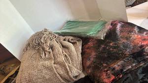 lot 1543 image: Throw blankets