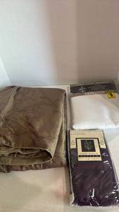 lot 1544 image: Full size duvet cover, flat sheet and pillow cases