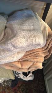 lot 1548 image: Throw Blankets