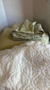 lot 1549 image: Queen sheet set, pillow, and mattress topper