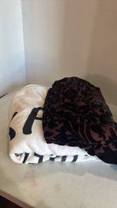 lot 1550 image: Throw Blankets