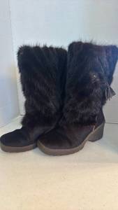lot 1555 image: Black Fur Winter Boots size 39