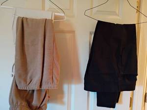lot 1642 image: Mens Pants.  Size Medium and 30 x 32