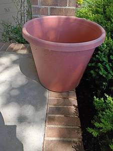 lot 4000 image: Plastic Plant Pot.    21 x 24