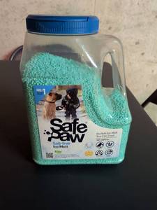 lot 24 image: Safe Paw Salt-Free Ice Melt Pet Safe De-Icer