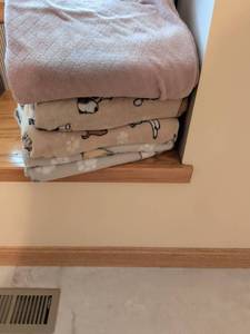 lot 64 image: 5 - Throw Blanket