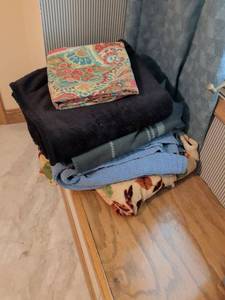 lot 65 image: Mixed Textile Bundle - Blankets and Fabric Lot