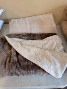 lot 101 image: HD Designs Holiday Sherpa Fleece Throw Blanket