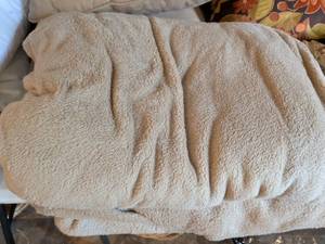 lot 102 image: Plush Sherpa Blanket
