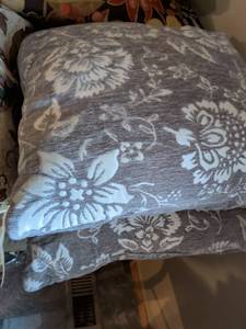 lot 104 image: Gray Floral Pattern Throw Pillows Set