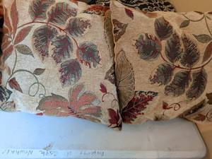 lot 107 image: 2 - Decorative throw pillows