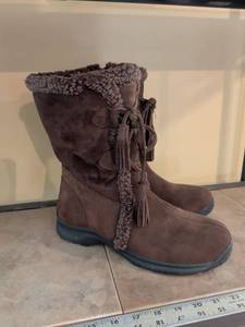 lot 124 image: Brown Suede Winter Boots with Sherpa Lining and Tassel Details