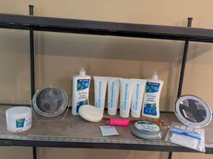 lot 140 image: Personal Care Bath and Body Product Set
