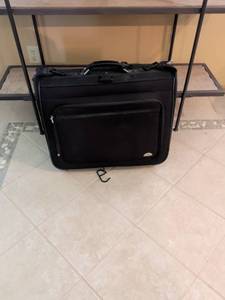 lot 162 image: Samsonite Rolling Travel Suitcase with Telescoping Handle
