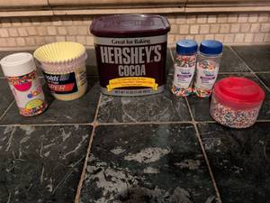 lot 174 image: Baking and Cake Decorating Supplies Bundle