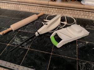 lot 184 image: Kitchen Utensil Set - Rolling Pin, Electric Knife and Vegetable Slicer