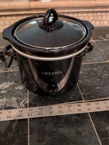 lot 189 image: Crock-Pot Black Slow Cooker with Glass Lid and Ceramic Insert