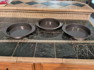 lot 195 image: Farberware Nonstick Baking Pan Set