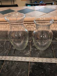 lot 206 image: To clear glass flower vases 9 in and 8 in tall