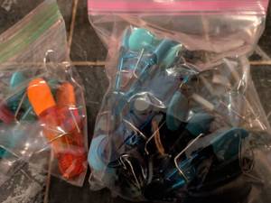 lot 212 image: Several bag clips