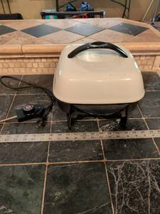 lot 216 image: Presto Electric Skillet with Lid and Temperature Control