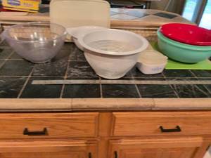 lot 221 image: Mixed Kitchen Bowl Set with Cutting Board