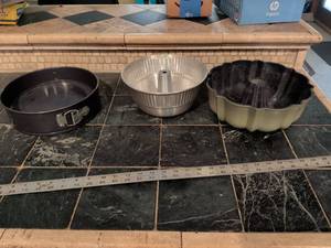 lot 226 image: Mixed Bundt and Baking Pan Set