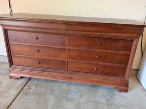 lot 238 image: Traditional Cherry Wood 6-Drawer Dresser