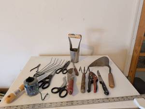 lot 264 image: Mixed Collection of Old Garden and Hand Tools