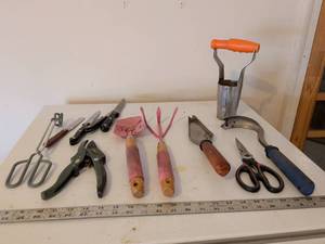 lot 265 image: Mixed Garden and Kitchen Tool Collection