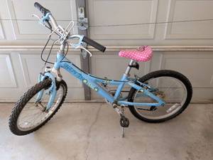 lot 291 image: Trek MT60 Kids Mountain Bike with Pink Seat