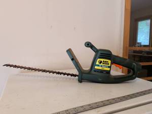 lot 297 image: Black & Decker 16 Inch Electric Hedge Trimmer