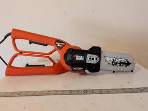 lot 299 image: Black & Decker Alligator Electric Chainsaw