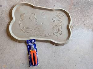 lot 311 image: Pet Food Mat and Dog Nail Clippers Set