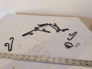 lot 322 image: Plastic little hooks