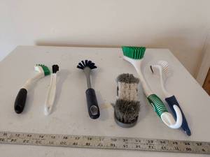 lot 323 image: Assorted Cleaning Brushes Set