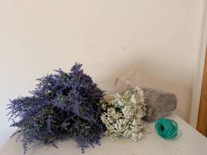 lot 326 image: Spanish Moss and Craft Flower Bundle with Floral Wire