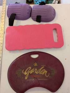 lot 330 image: Garden Kneeling Pad and Foam Cushions Set