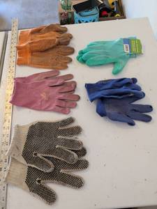 lot 332 image: Mixed Lot of Work Gloves with Grip Dots