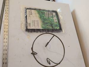 lot 335 image: Ross Trellis Netting 6x12 and Metal Plant Stand Bundle