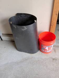 lot 353 image: Home Depot Bucket and leaf bag stretcher