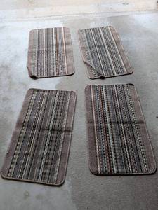lot 360 image: Striped Rug Set