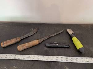 lot 370 image: Two box knives and two hardware knives
